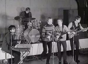Manfred Mann, late 1964, with two small box AC50s