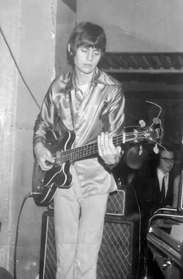 Gary Thain of The Others with a thin edged AC50